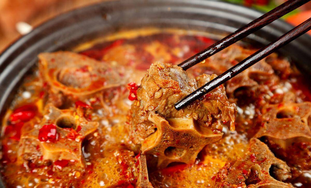 老话说"吃猪不如吃牛,吃牛不如吃羊",尤其是羊蝎子,既能解馋还不油腻