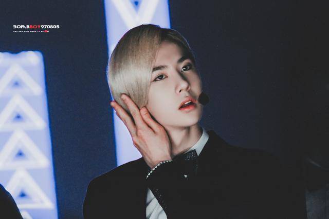 王一博再次说uniq口号和做标志性动作,太有团魂,粉丝们表示感动_敖犬