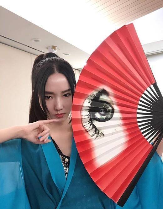 40岁李贞贤再现成名造型,竖小拇指上演回忆杀,长相变化很明显_明星