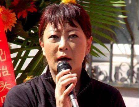 对相声界感兴趣的网友都知道,侯耀文是戴志诚的亲师叔,而侯耀文的妻子