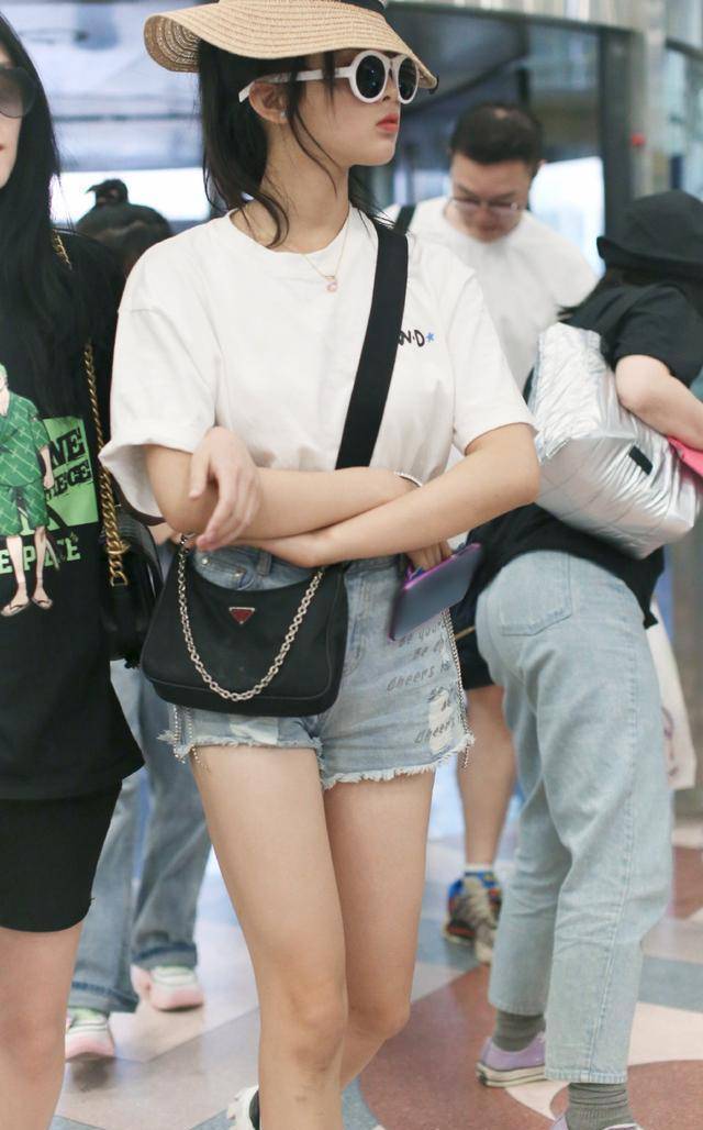 杨超越最新机场照来袭,白t短裤加草帽,网友:莫名盲人既视感_黑色