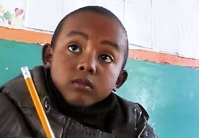 12年前浙江农村奶奶,收养了一个小黑孩儿巴比,如今怎么样了?