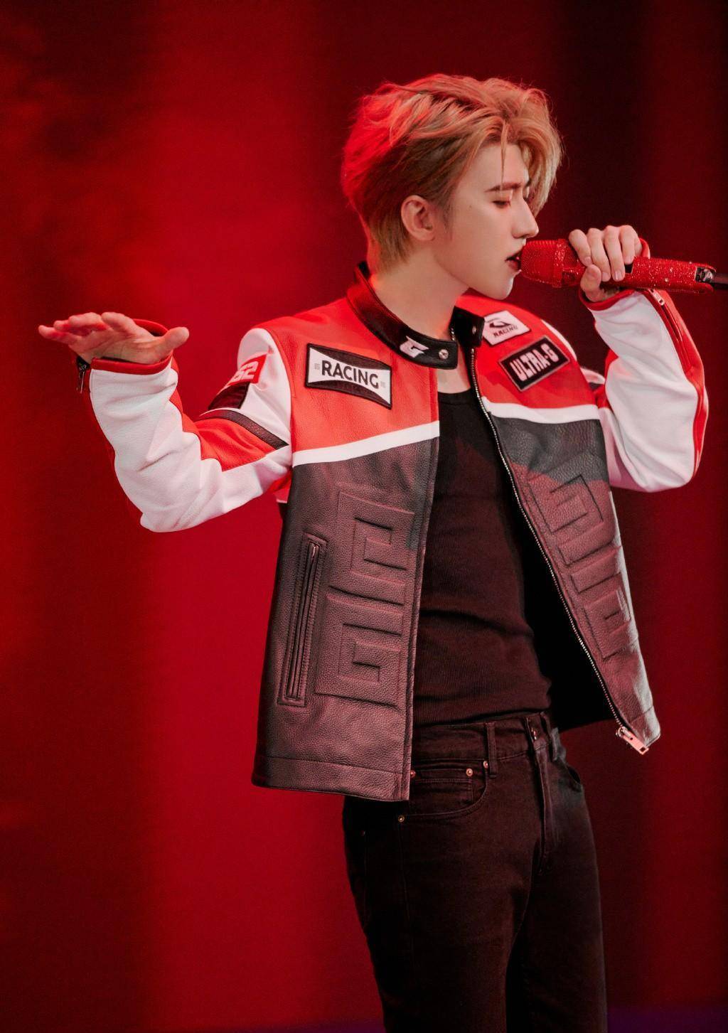 蔡徐坤倒立话筒唱新编曲hardtoget,慵懒感适配度拉满_舞台_成功_风格