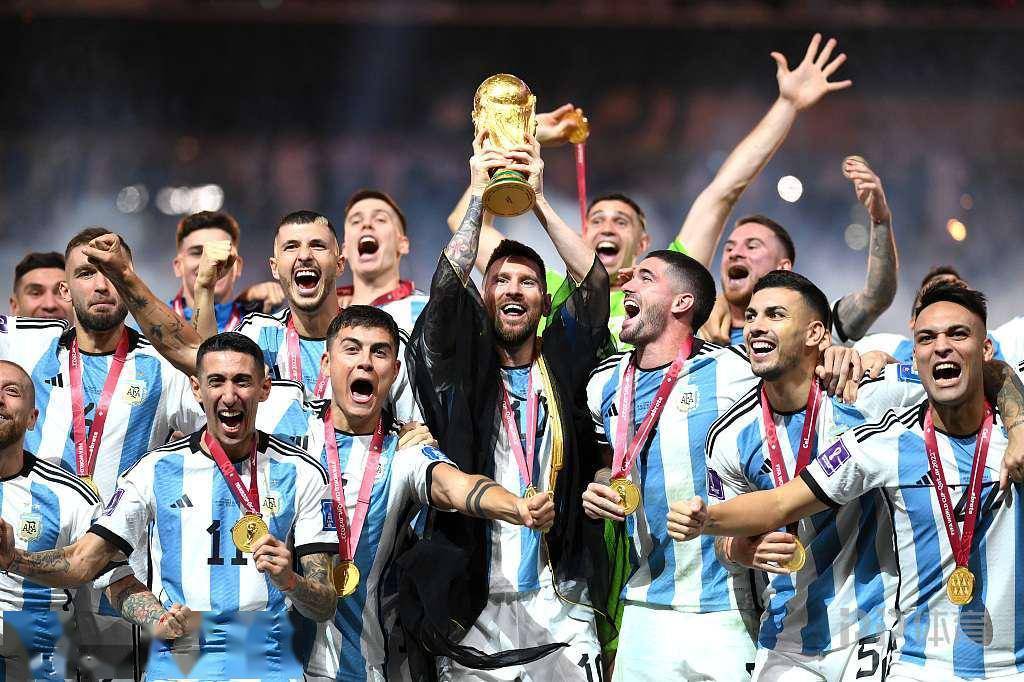 梅西高举大力神杯 阿根廷第三次夺得世界杯冠军_最佳球员_集体_披风