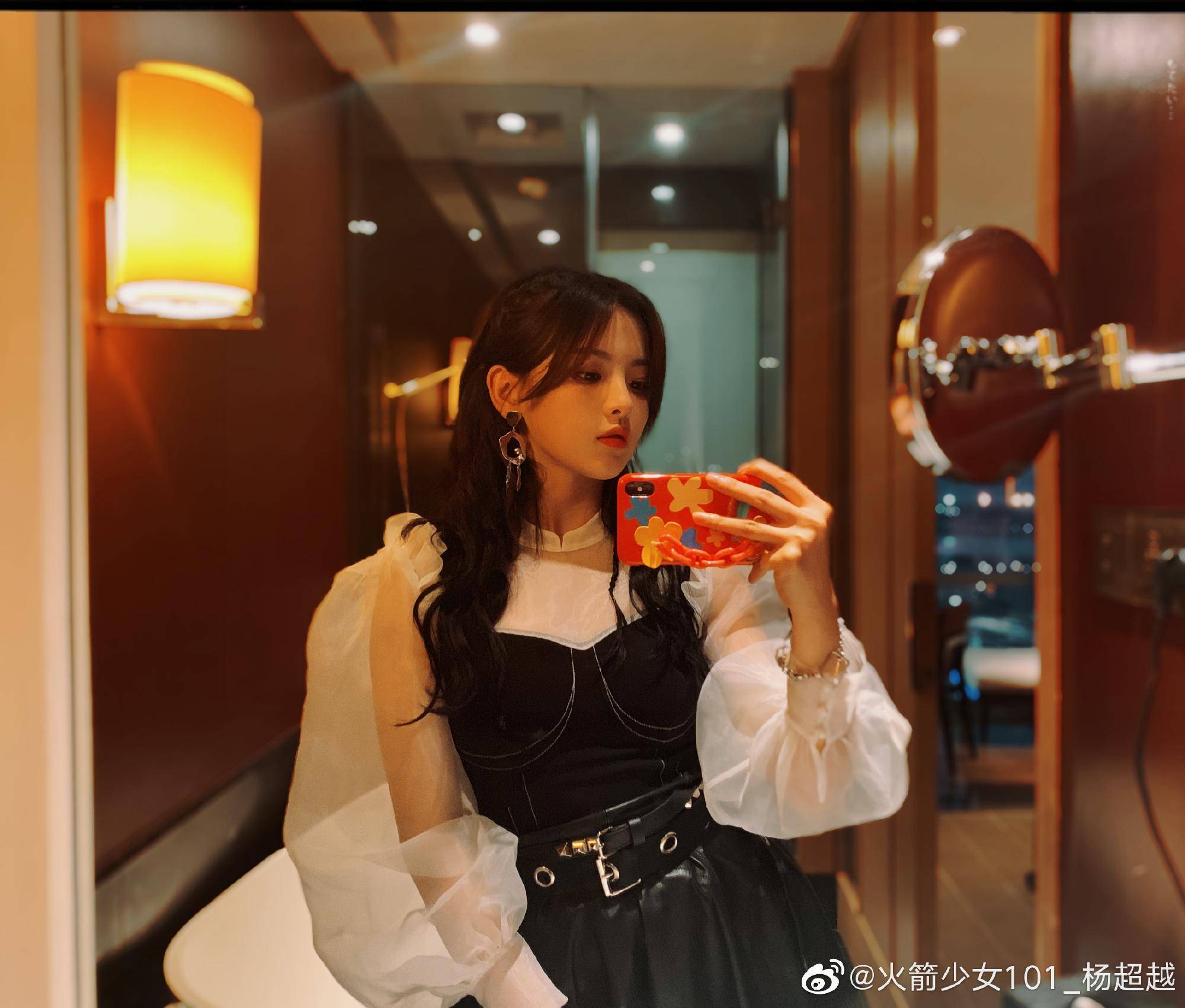 杨超越逆袭成小花旦,黑色收腰裙甜美妖娆,与孙俪友爱互动买房_妹妹