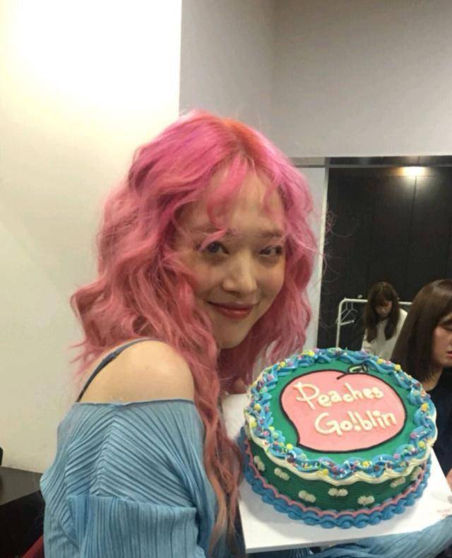 崔雪莉为打歌穿成调色板,蜜桃金发变骚粉,这身搭配显胖不止十斤_颜色