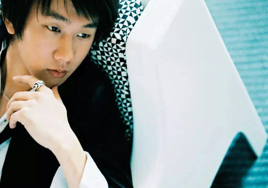 2004年,是华语乐坛回不去的巅峰,那年林俊杰发行了《江南》02_专辑