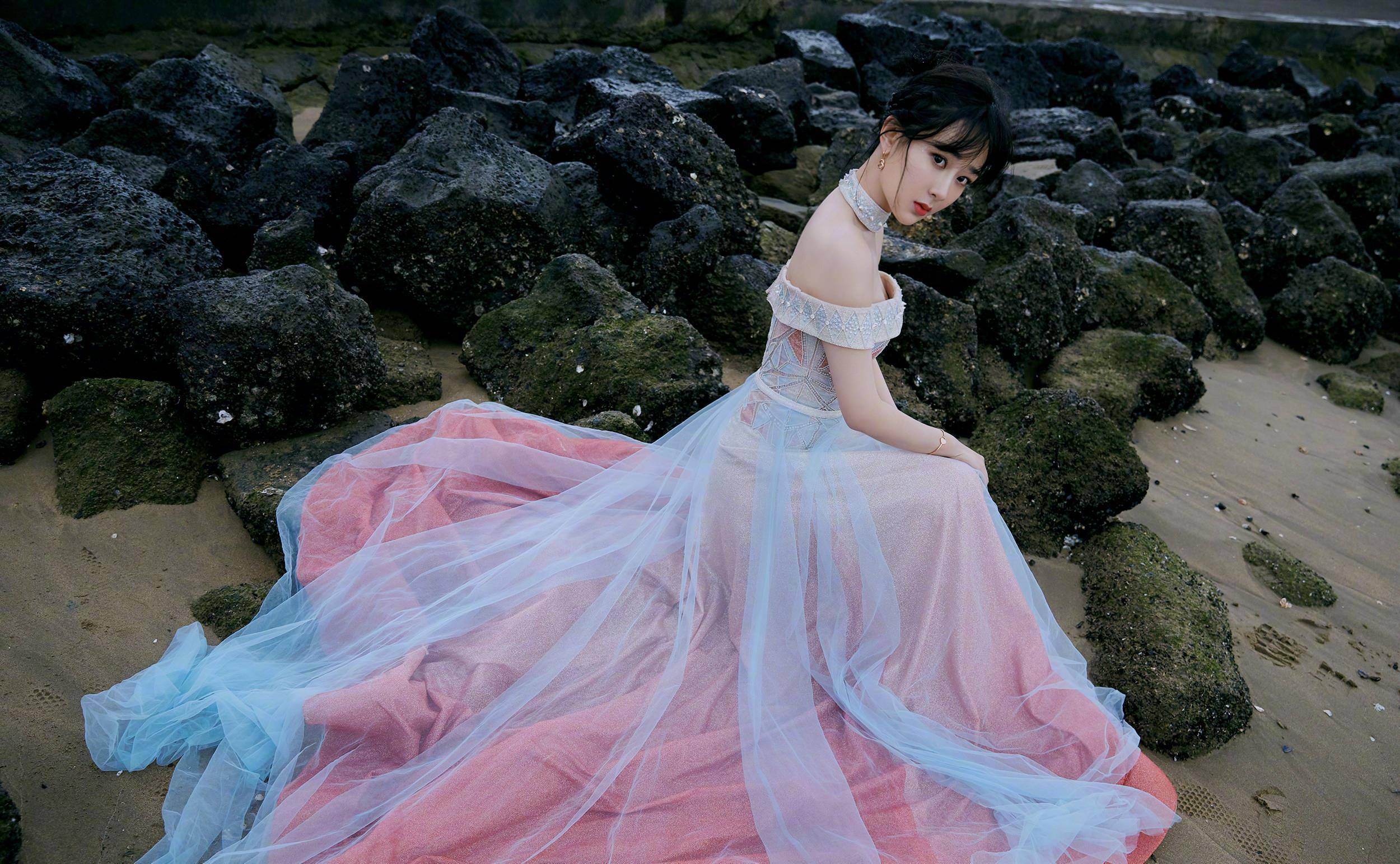 杨紫复古廓形鱼尾裙,身材曲线大胆呈现,配金属腰带极致优雅_造型_活动