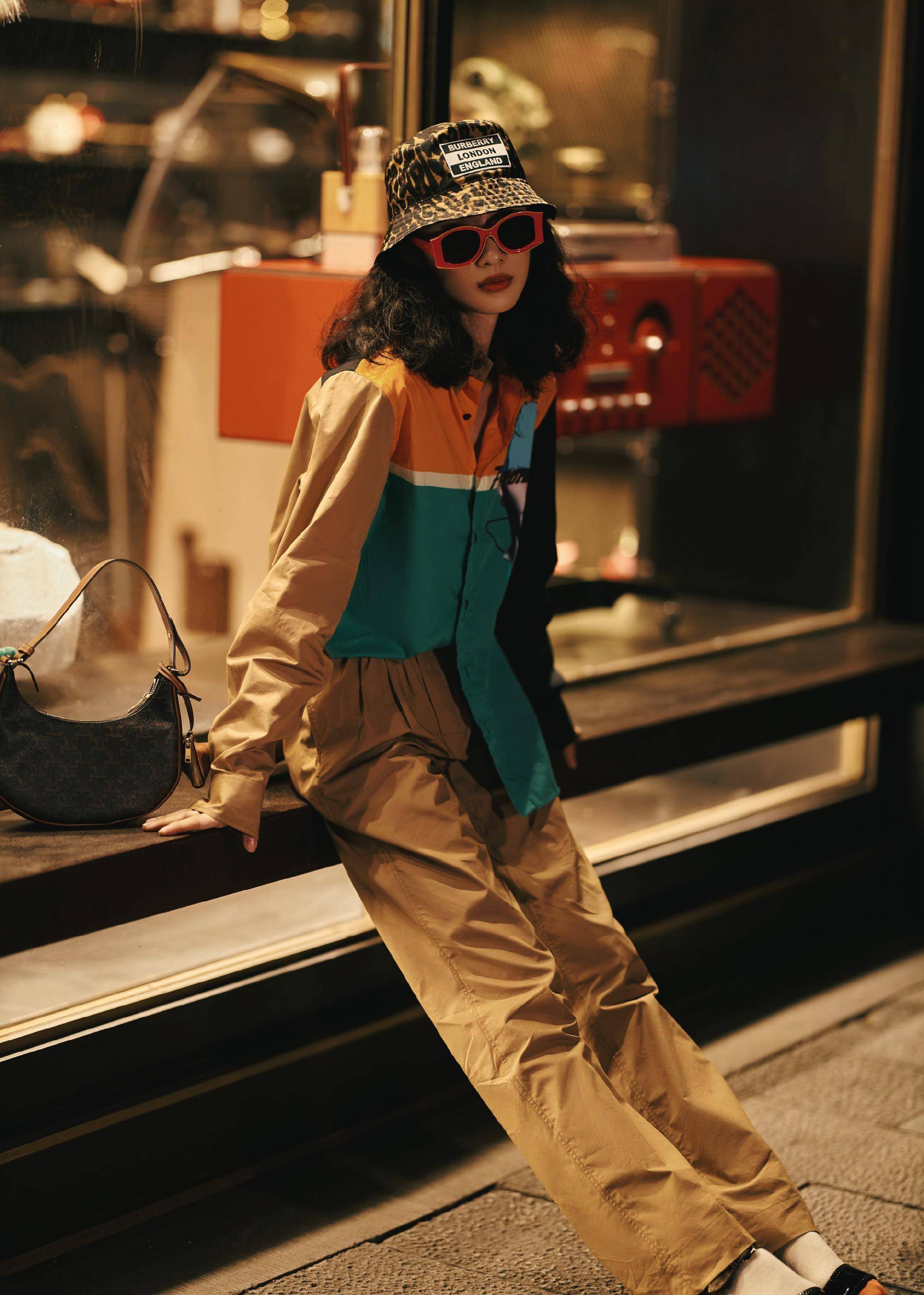 她是《安家》里的朱闪闪,今收到孙俪设计t恤,两件叠穿超时尚_孙佳雨