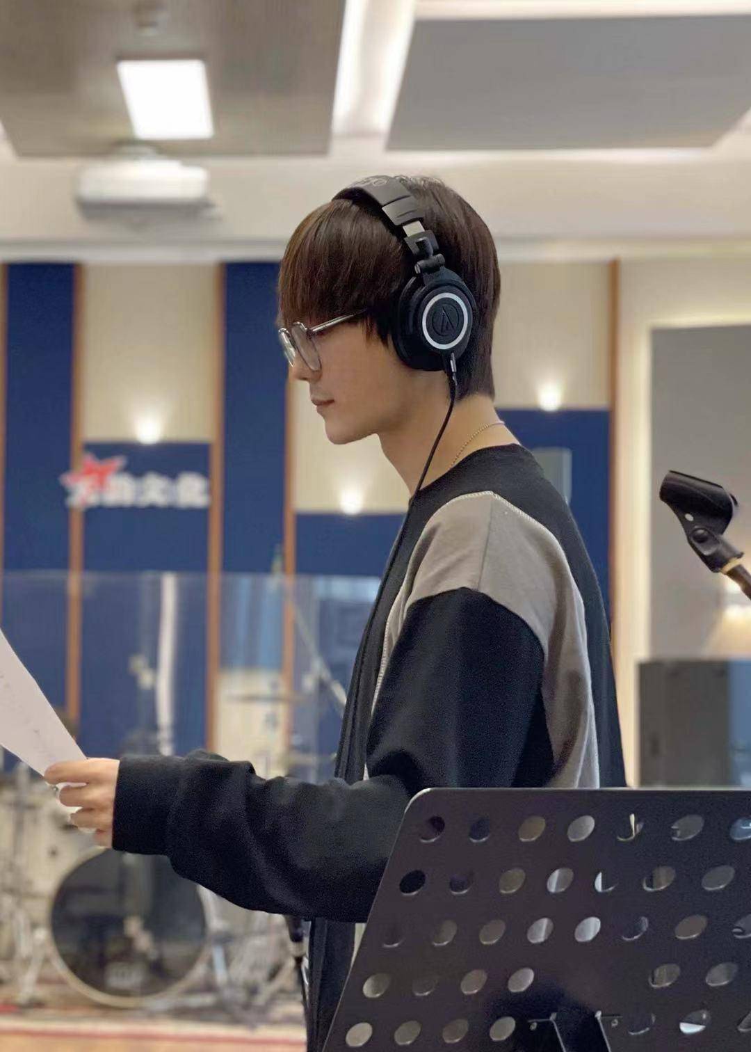 陆虎出道17年间不得不提的4个人,何炅为他打call,女友接他下班_赵亚默