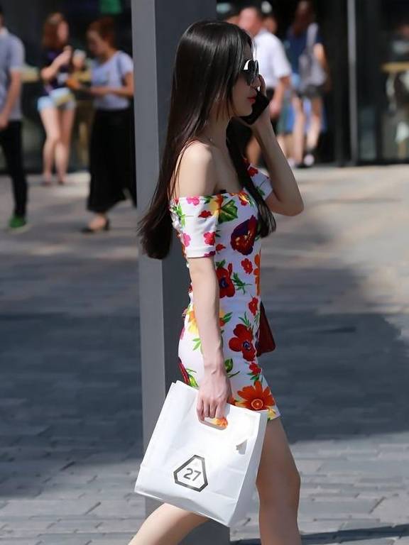 既然是美女,那么就应该是360度前后左右天上地下全方位无死角的完美.