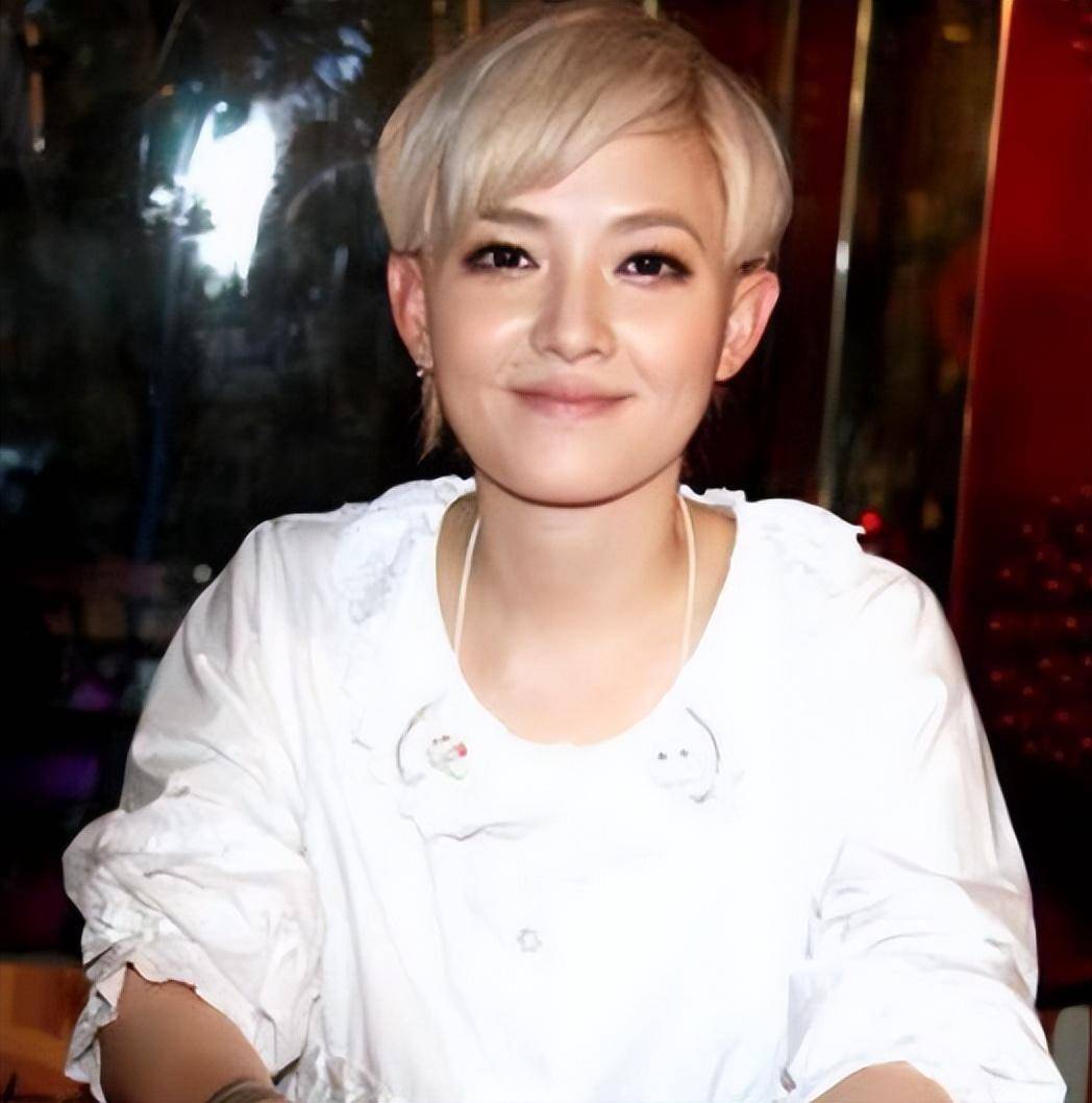 范晓萱:打舌环,为男友摘除子宫,45岁依旧不婚不育,她可曾后悔_母亲