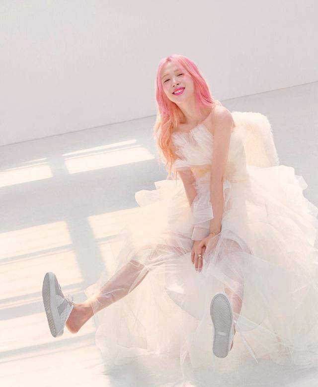 崔雪莉现坐月子造型,戴粉针织帽双眼无神,高颜值拯救不了的造型_颜色