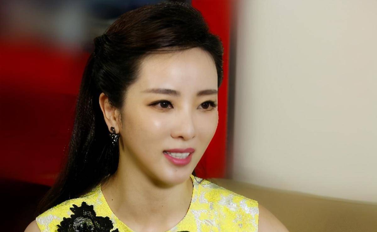 电视"花旦"李思思,连续7年主持舞台,今低调嫁人活成这样_北大_孩子