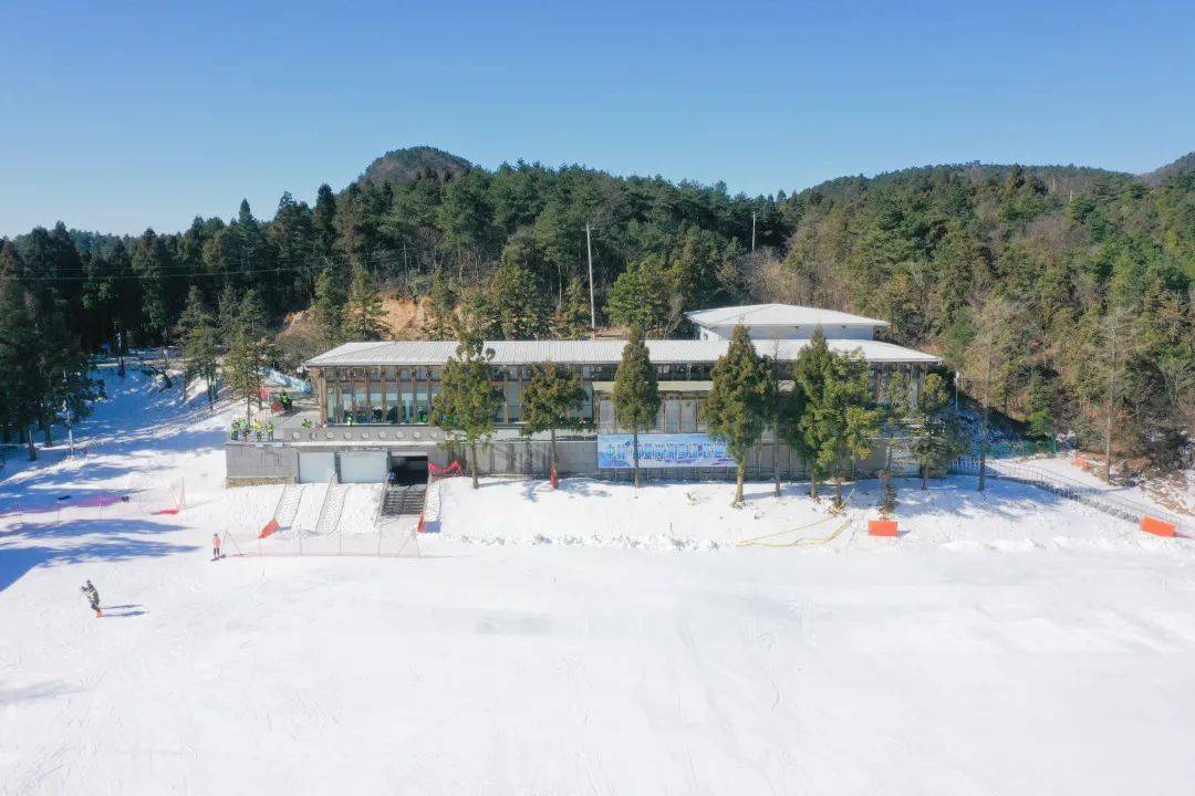 稀罕物商量崗滑雪場作為寧波人自家門口的滑雪場,位於奉化區的最高峰