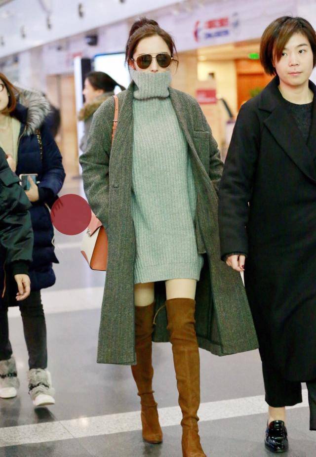 衣品爆棚的杨幂,毛呢大衣搭配高领针织衫,温柔中带点霸气,好赞_黑色