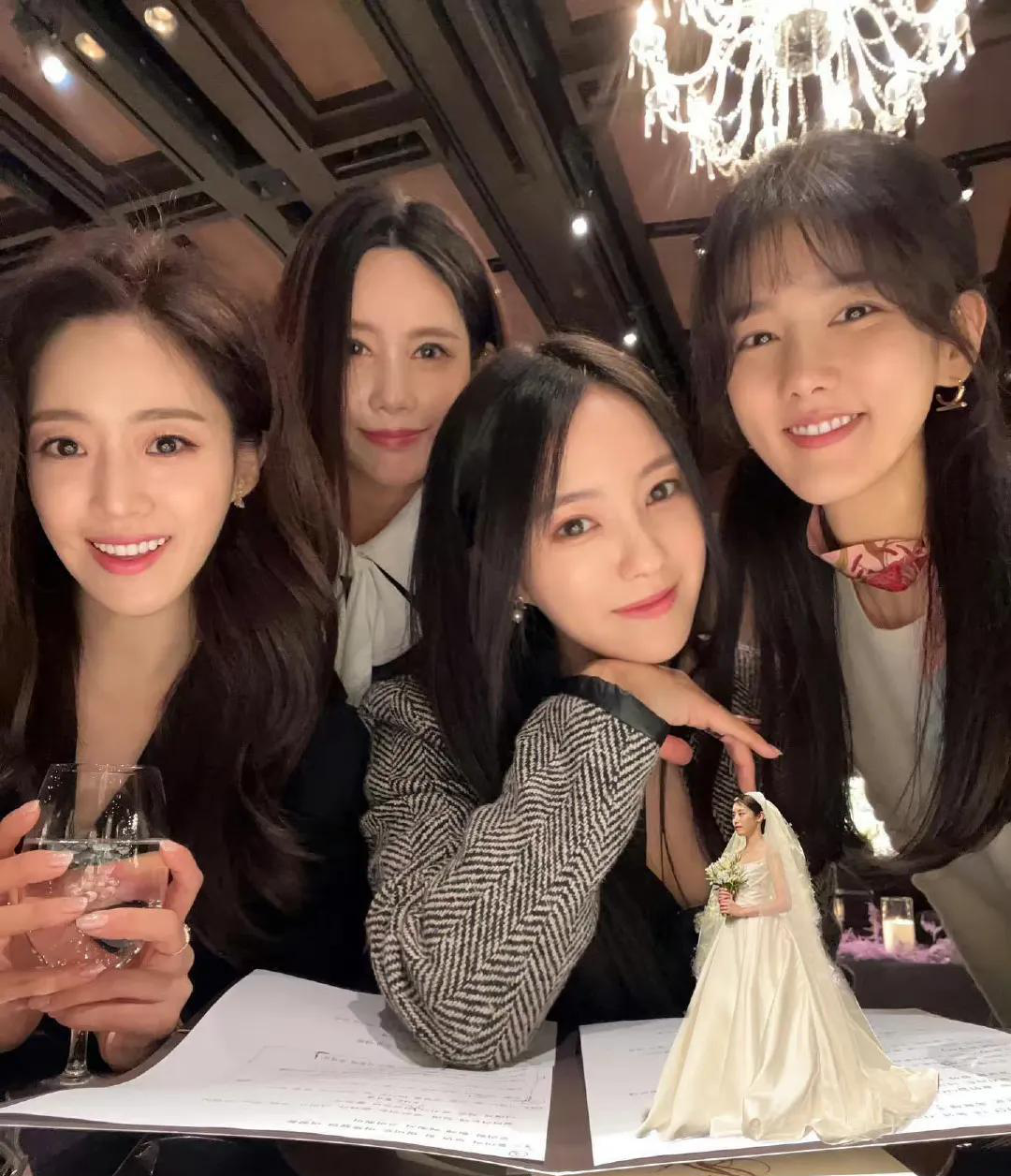 韩国女星孝敏在个人社交平台分享了参加好姐妹智妍婚礼的美好瞬间