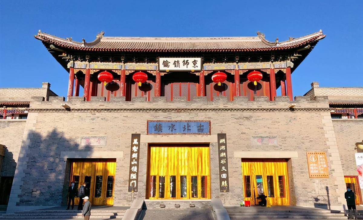 戍边的古北口地区地势雄险,曾是重要的屯兵驻扎之地,有"京师锁钥"之称