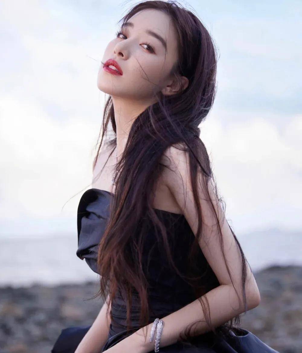 喂阚清子吃披萨,张翰表现得十分自然,反倒是阚清子一脸不好意思,两个