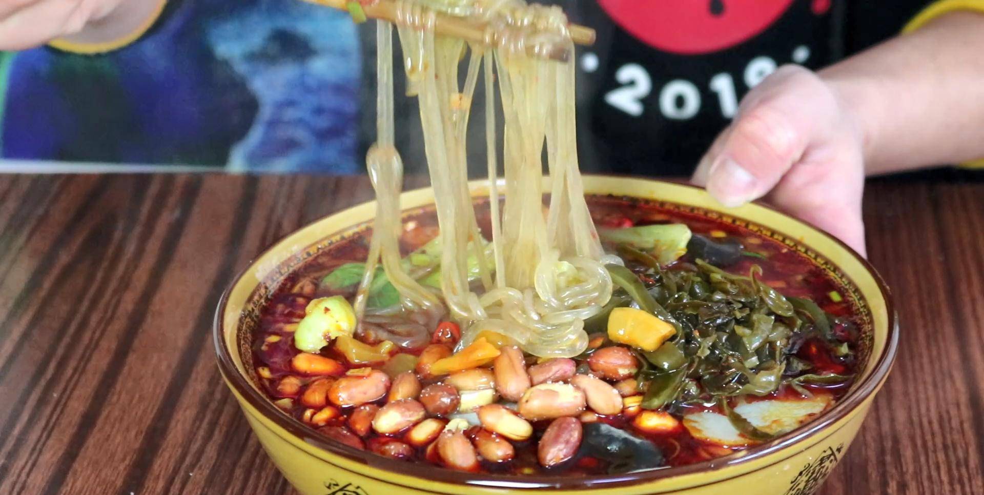 酸辣粉也火爆起来,秘制调料搭配想吃一学就会_辣椒_油炸花生米_油菜