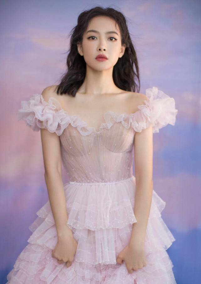 宋茜最新营业照,叠穿方式经典时髦,曾经的筷子腿去哪儿了?