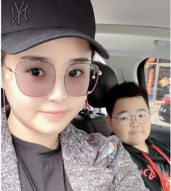 一家人经常出镜秀秀幸福,专心培养儿子,老婆尚霏有时也会在微博晒晒娃
