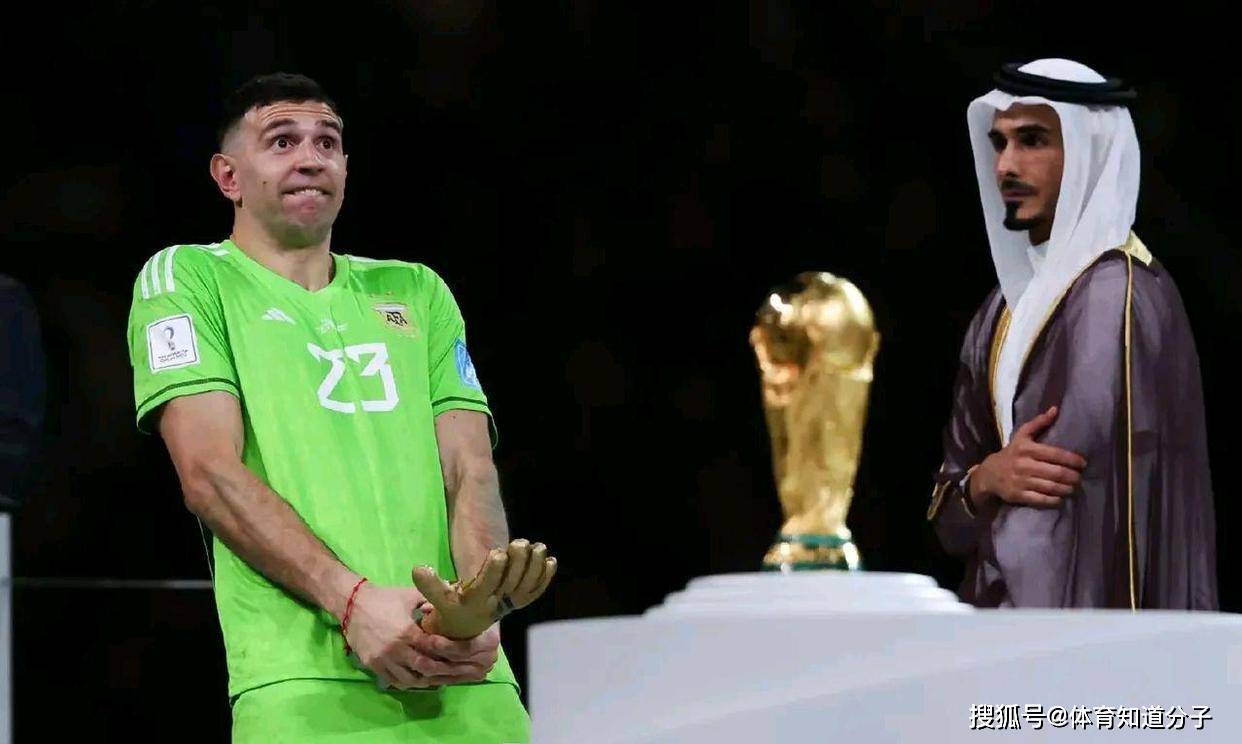把奖杯放裤裆！阿根廷门将做不雅动作挑衅对手，网友：收回世界杯