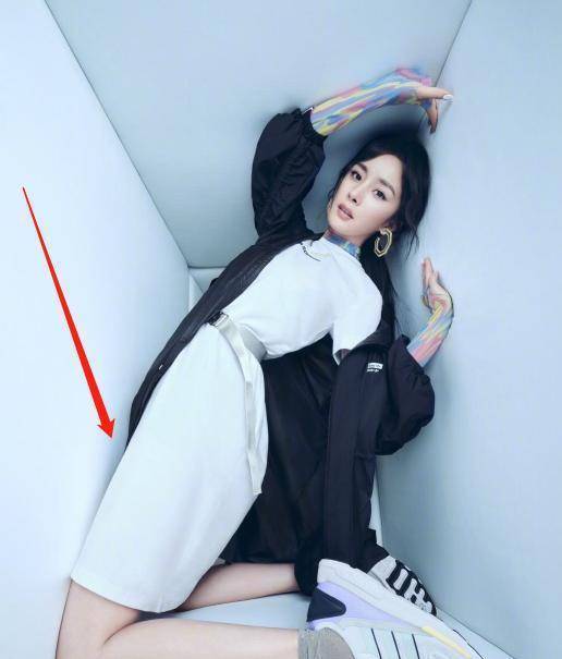 杨幂穿v领裙凹"3d腰",看清腰围懵了,这确定真实存在?_身材_腰身_时候