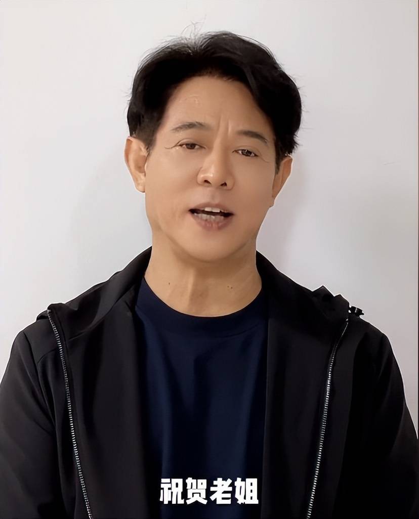 发型和脸型也都精心打理过,看上去年轻了不止10岁,在视频中,李连杰