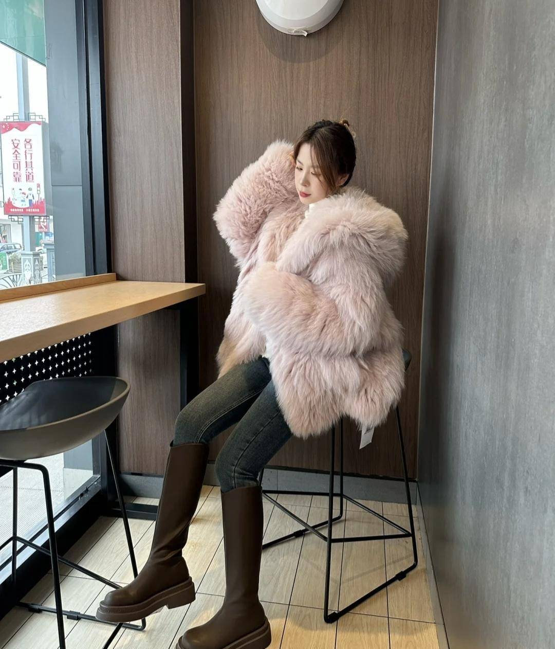 "皮草 长靴"的时髦搭配,是韩剧气质大女主,保暖穿出高级感