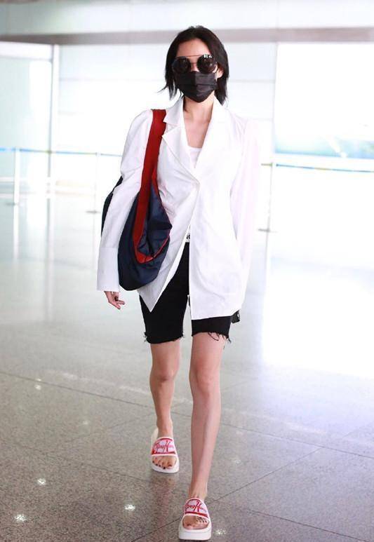 继续看张馨予脚上的拖鞋,我们看张馨予脚上穿着的是一双粉色和白色