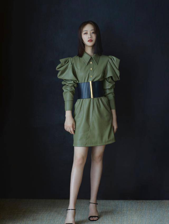 蓝盈莹衣服驾驭力太强悍,一身军绿束腰皮质裙,轻松秀出大长腿_显得