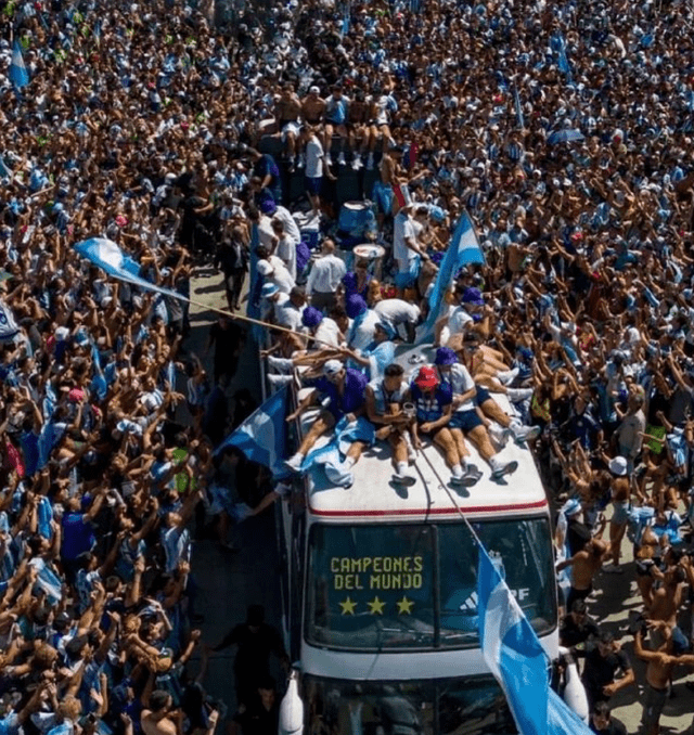 400万球迷参加！阿根廷巡游来了一个小国人口，梅西坐直升机脱困