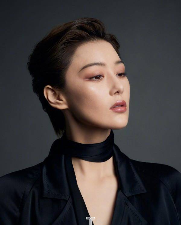 张馨予的短发造型真吸女粉,即使画上大浓妆,也美得很帅气_服装_黑色