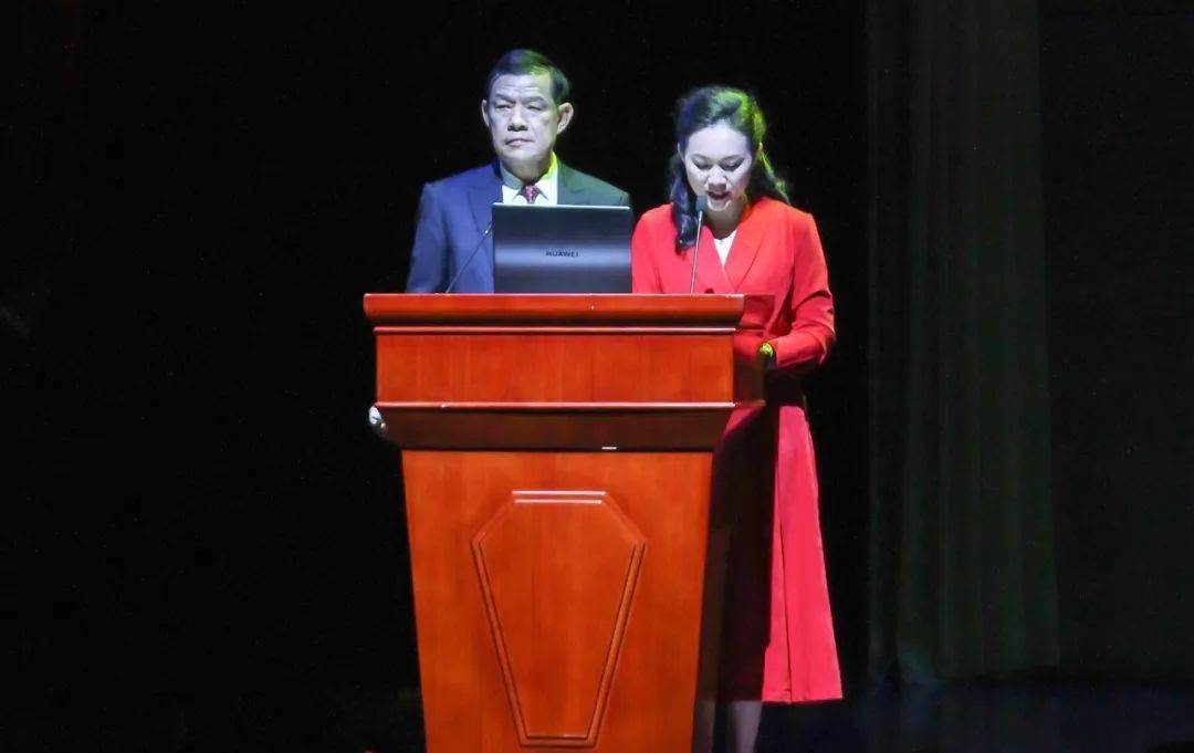 刘演昌,王云川等县领导张丽华,于海,在县继续教育基地人民会堂开讲