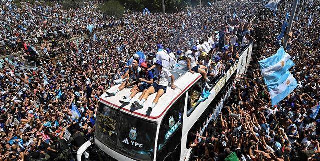 极乐生悲！阿根廷夺冠游行中，1人死亡，1人不省人事，画面曝光：球迷头撞地