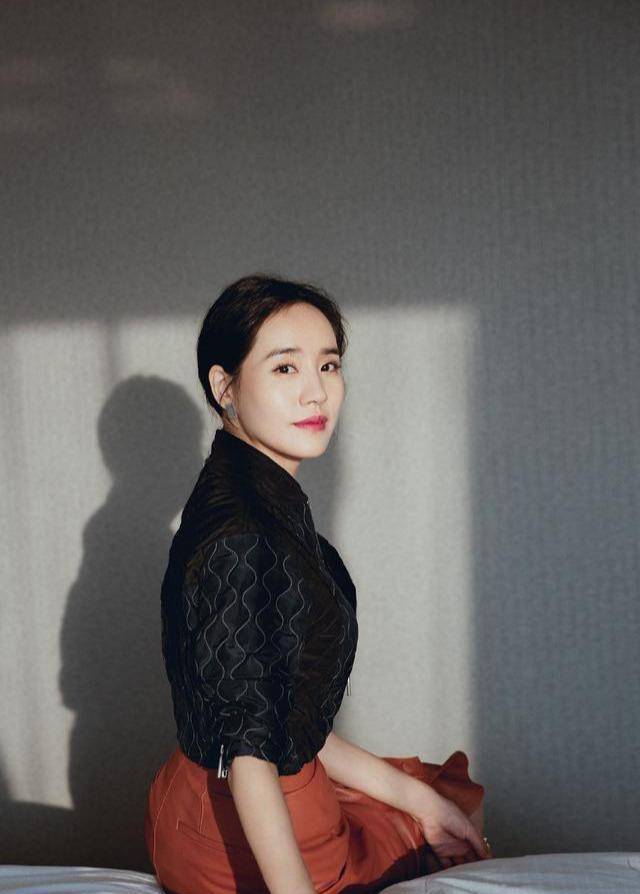 "秋雅"王智的穿搭不只是初恋女孩的清纯,还又飒又帅又精致_身材_姐姐