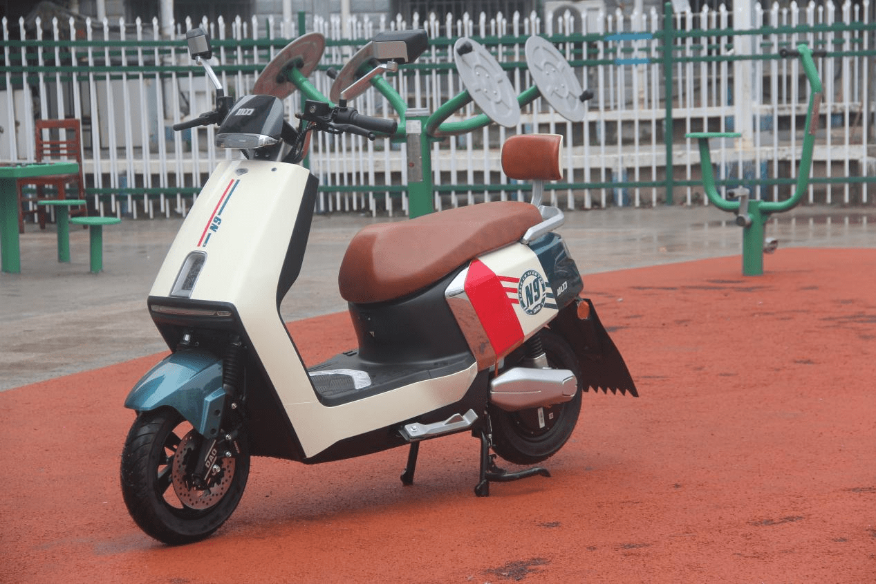 试骑小刀电动车n9长征版,无感解锁省心省力,硬件强悍体验感好!