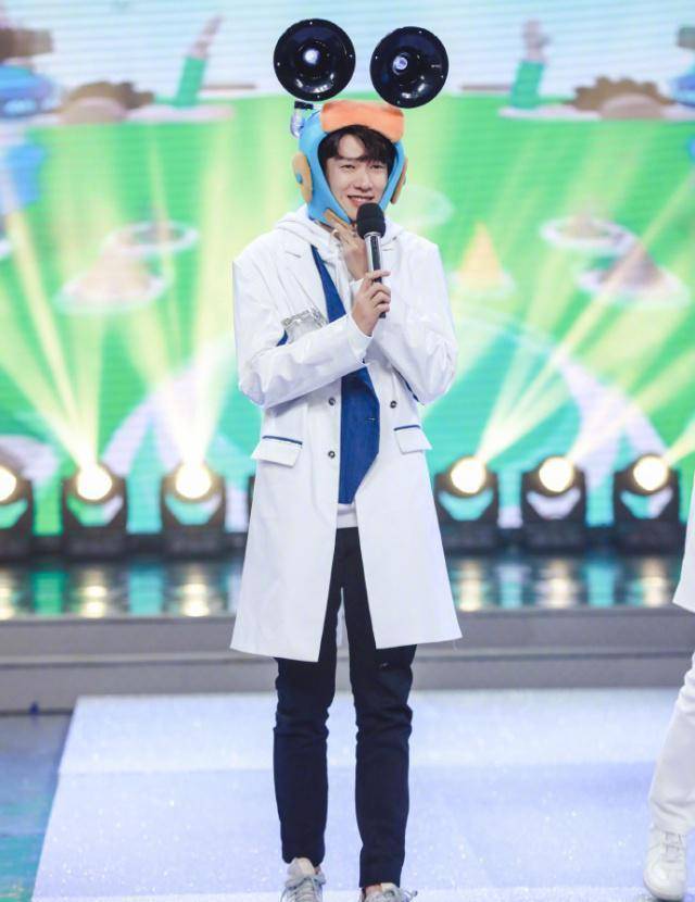 张杰,吴昕《快本》手忙脚乱尬舞,谢娜笑到前仰后合,只有他跳对_黄明昊