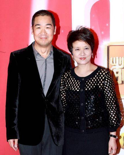 张默6岁那年,张国立在南京点燃炸药包,获二等功,救100多人性命_邓婕