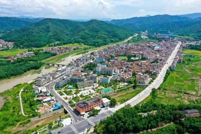 产业振兴锦水拖蓝簕竹圩镇全景玉带游龙来源:新兴县