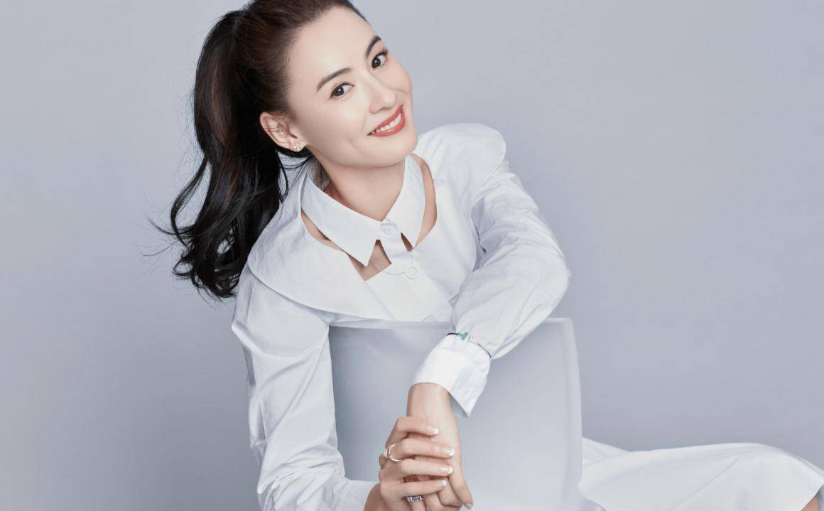 张柏芝晒最新美照,身穿白色长款衬衣,笑容和当年一样美丽_镜头_整张