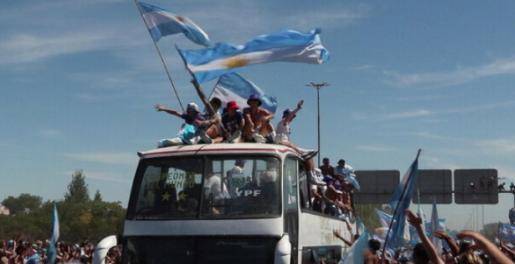 极乐生悲！阿根廷夺冠游行中，1人死亡，1人不省人事，画面曝光：球迷头撞地