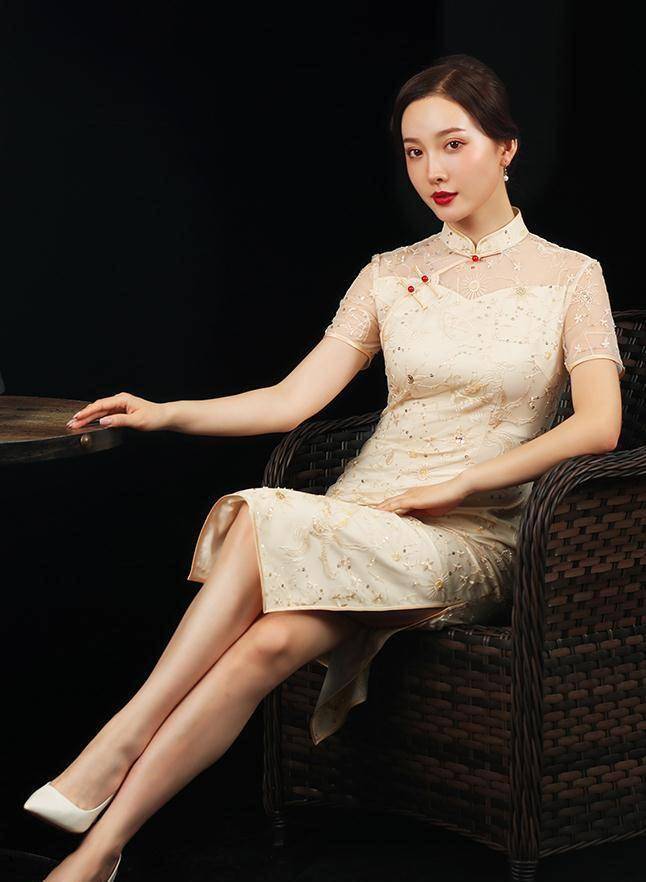 一袭优雅的旗袍,温婉娴静的东方女人味!_带着_色调_黑色