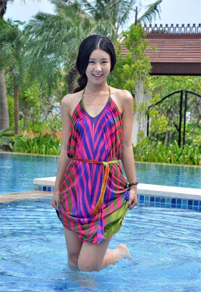 35岁李小萌晒近况,身材纤细状态像学生妹,看上去尽显年轻_穿着_网友