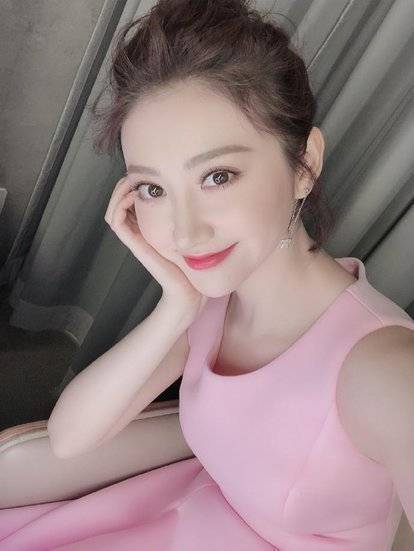 景甜胖了也可爱,穿荧光绿健身服敷面膜运动,却被指摆拍_照片_身材