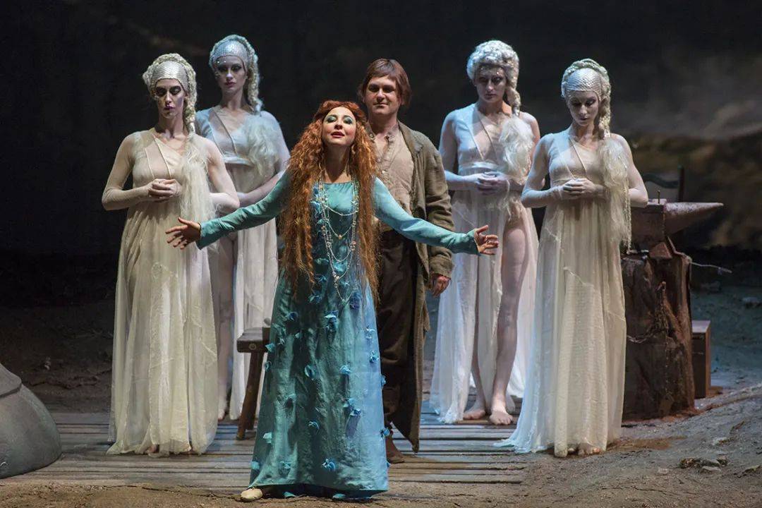 豪普特曼放弃了《汉纳蕾升天记》那种神秘的宗教主旨,创作了充满生命