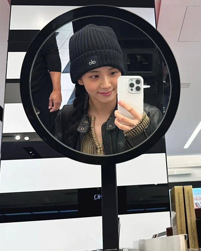 下周认真防冻|lisa只和戴"猪耳帽"的美女贴贴?_品牌_帽子_毛线帽