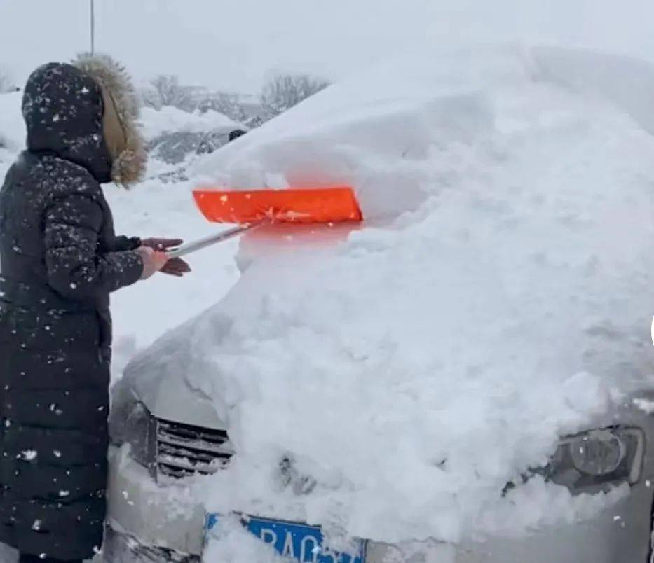 “雪窝”威海暴雪半米深，车辆被盖，继续发布双预警！