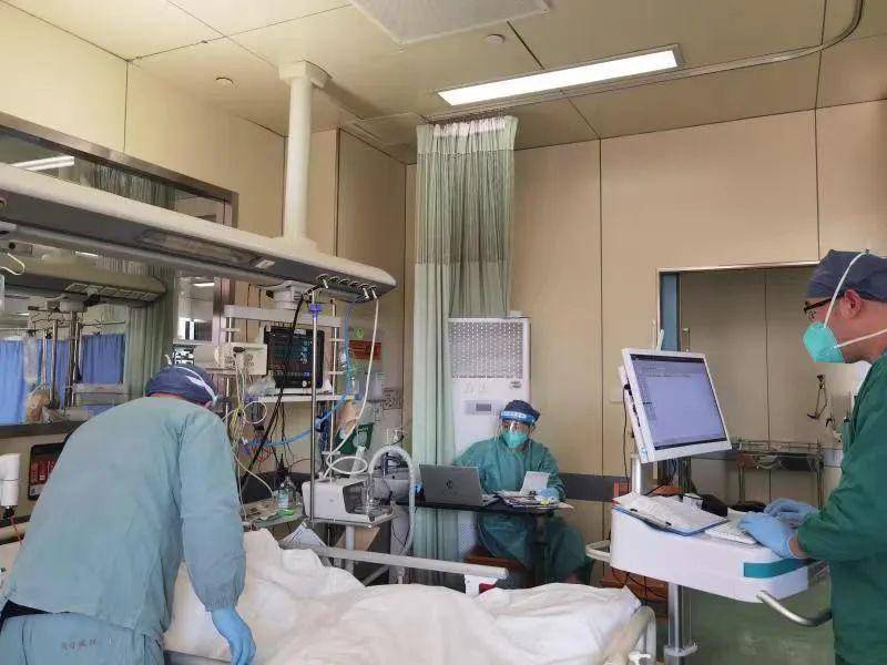 医院急诊和重症监护室情况如何?来看记者现场直击_病情_医护_刘薇群